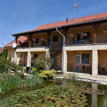 Penzion Julia Dunajská Streda Exteriör bild
